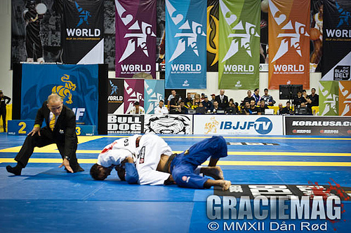 Rominho Barral finaliza Diogo Moreno na final dos meio-pesados, no Mundial 2012 da IBJJF. Foto: Dan Rod/GRACIEMAG