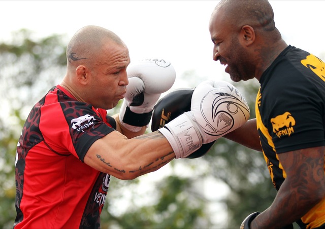 Wanderlei aquece os punhos com Rafa Cordeiro na Praça da Estação, nos treinos abertos para os fãs do UFC. Fotos: Josh Hedges/UFC