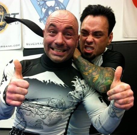 Veja a surpresa de Joe Rogan do UFC ao receber a faixa-preta