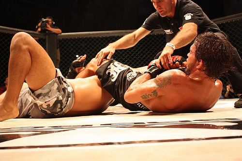 Milton Vieira finalizando no MMA. Estaria o atleta da BTT na idade perfeita para a luta? Foto: Arquivo GRACIEMAG