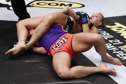 Pronta para defender título, Ronda Rousey ensina kimura acrobática‏