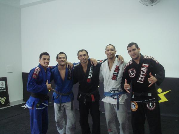 Tato Alves e seus alunos em Sorocaba. Foto: Divulgação