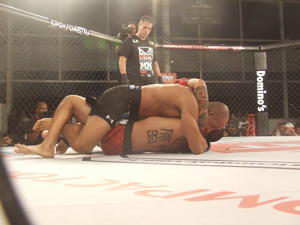 Comece a semana com um novo estrangulamento sem kimono útil no MMA