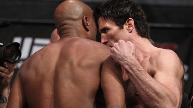 Anderson Silva da com a ponta do ombro no queixo de Chael Sonnen Foto Josh Hedges Zuffa