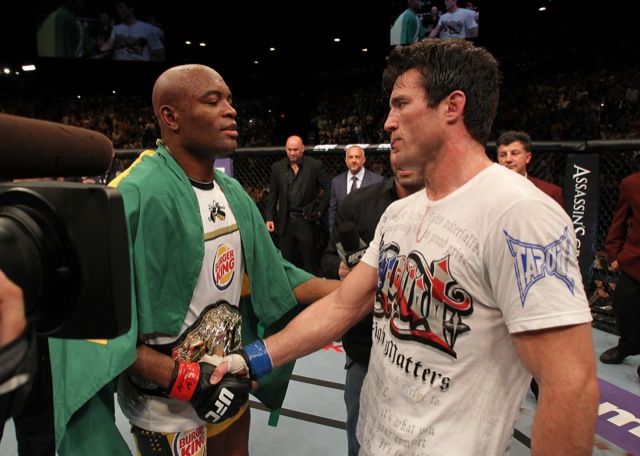 Anderson e Chael Sonnen se cumprimentam após a vitória do campeão no 2R, no UFC 148, em Vegas. Foto: Josh Hedges/Zuffa LLC/UFC Divulgação