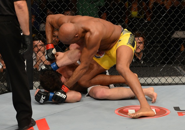 Anderson Silva mata a guarda de Sonnen com o joelho e espanca o desafiante, nos momentos finais do UFC 148. Foto: Divulgação/UFC.