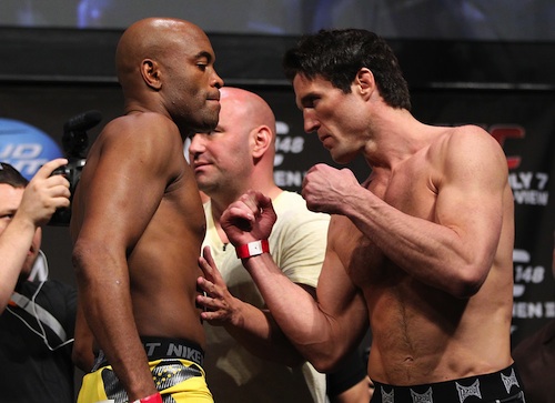 Anderson perde as estribeiras e dá com ombro em Chael Sonnen na pesagem do UFC 148. Foto: Josh Hedges/ Divulgação/UFC