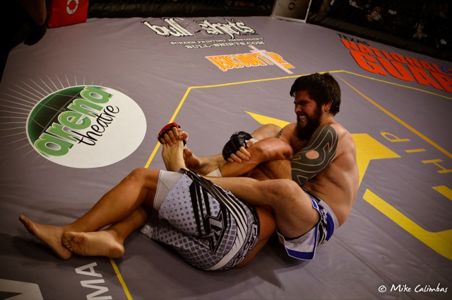 Robert Drysdale ataca o braço no MMA em Houston, em 13 de julho. Fotos: Mike Calimbas