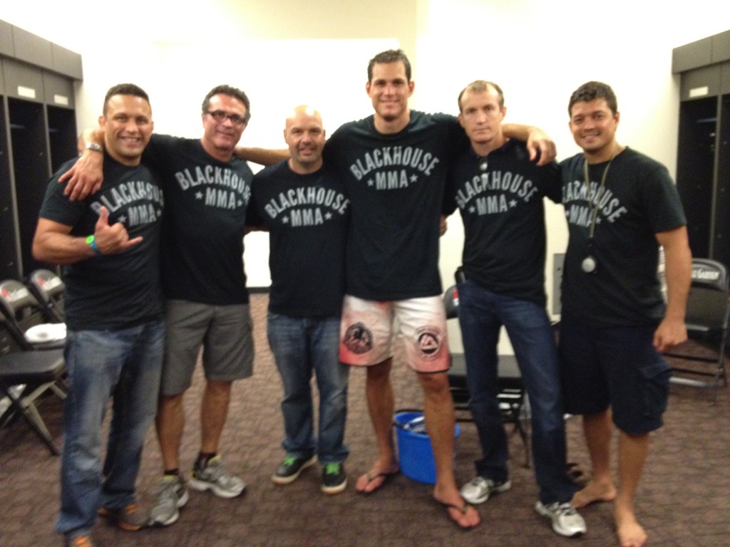 Roger Gracie com a equipe no Strikeforce, após a luta: Renzo, Joinha Guimarães, Ed Soares, Rilion e Chinzo Machida abraçam o vencedor.