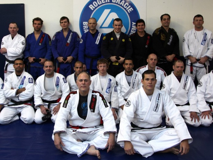 Maurição com o filho Roger Gracie e alunos. Foto: Arquivos GRACIEMAG