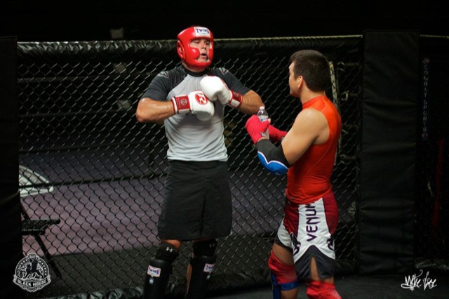 Roger escuta macetes de Lyoto entre um round e outro do treino de sparring. Foto: Divulgação.