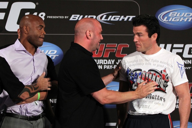 Dana White separa Anderson Silva e o desafiante Chael Sonnen, na coletiva do dia 3. Foto: Josh Hedges/UFC