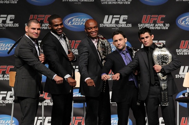 Os campeões Jon Jones e Anderson cercado por outros monstros do UFC em 2011: seria uma potencial luta dos sonhos do MMA? Foto: UFC/Divulgação