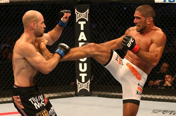 Marcelo Guimarães acertando um chute frontal em Daniel Stittgen no UFC on Fuel 5. Foto: UFC/Divulgação
