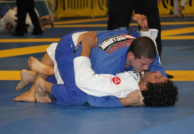 Video: Augusto Tanquinho presents a pass from half guard that ends in ezekiel choke