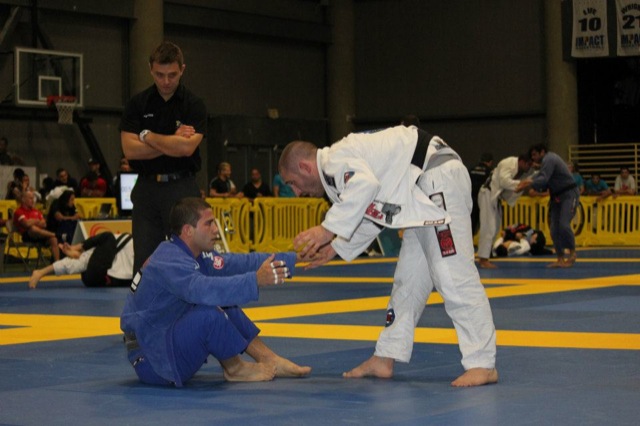 Campeão peso leve, Augusto "Tanquinho" Mendes (de azul) foi um dos destaques do Las Vegas Open da IBJJF. Foto: IBJJF