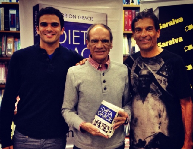 Rorion com Gui e Pedro Valente (ao centro), autor do prefácio de "A Dieta Gracie", recém-lançado no Rio de Janeiro. Foto: Acervo Pessoal