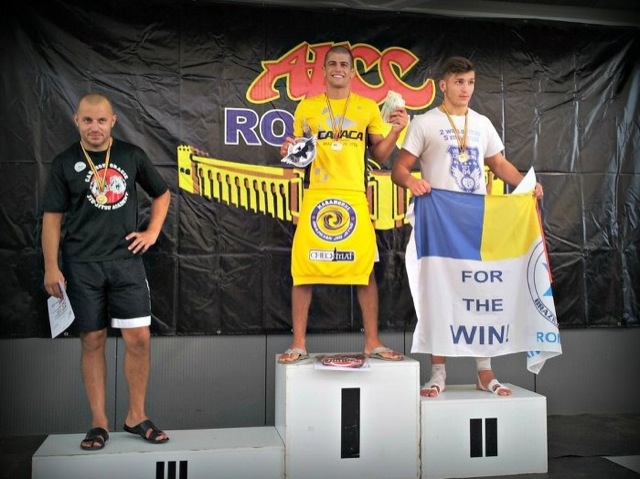 O levinho Gabriel Marangoni venceu quatro lutas para ser campeão absoluto em Bucareste, na Romênia. Foto: Divulgação