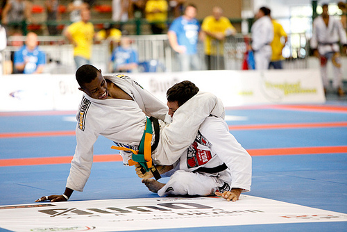 Isaque Paiva asfixia Bruno Frazatto com as pernas, na seletiva de Gramado. Foto: Ivan Trindade/GRACIEMAG.