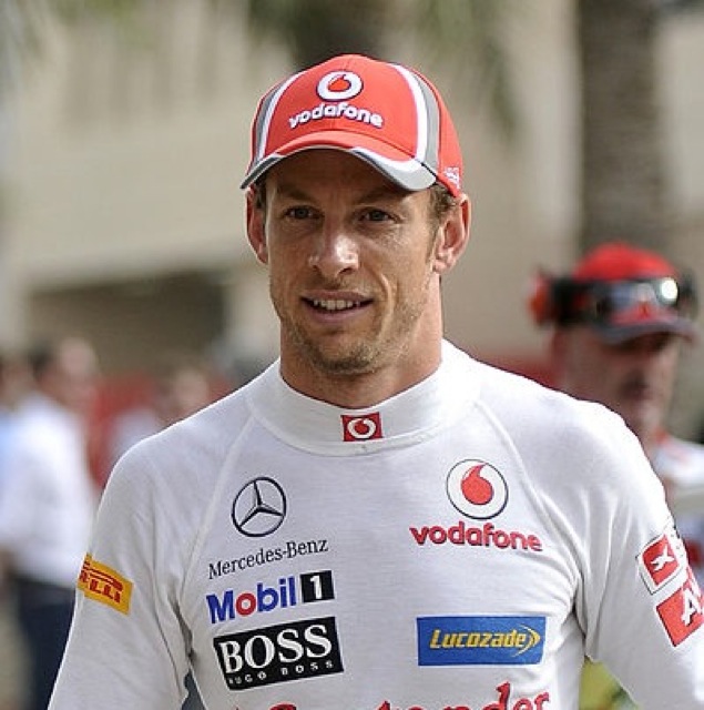 O piloto Jenson Button indica a hidratacao constante para atletas de alto rendimento