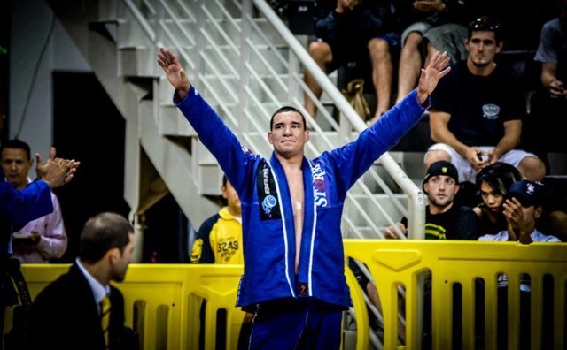 Rodrigo Comprido celebra no Jiu-Jitsu. Foto de Mike Calimbas