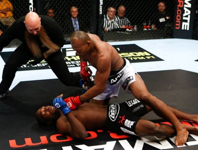 Ronaldo Jacare despacha Derek Brunson com nocaute no R1 no Strikeforce de San Diego