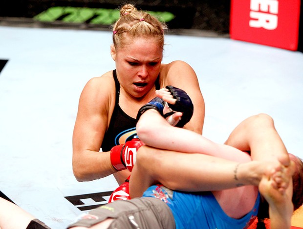 Ronda Rousey arrocha braco de Sarah Kaufman no Strikeforce de San Diego agosto