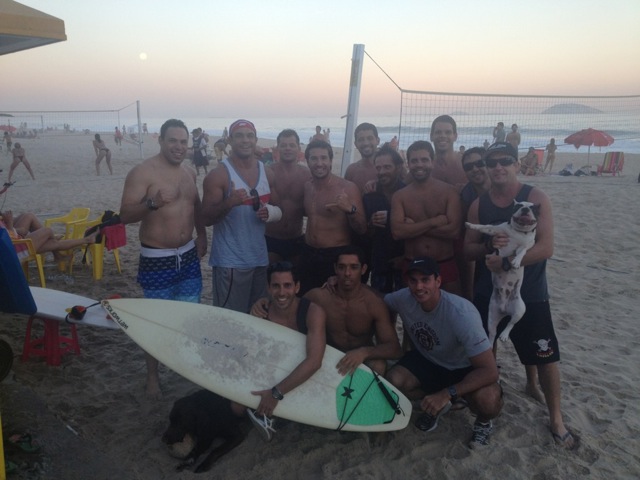 Vitor Belfort com os amigos do Leblon, no posto 11.