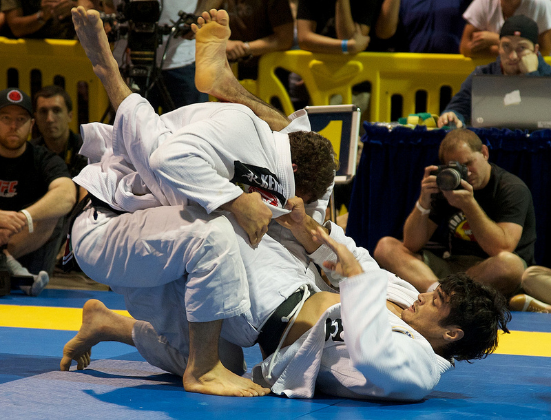 Kron Gracie com Victor Estima na guarda aberta durante World Jiu Jitsu Expo 2012