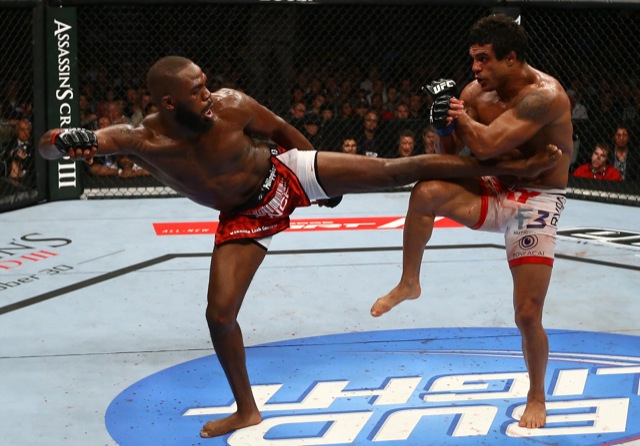 Jones solta a sola em Vitor Belfort, durante o UFC de Toronto. Foto: Josh Hedges/UFC