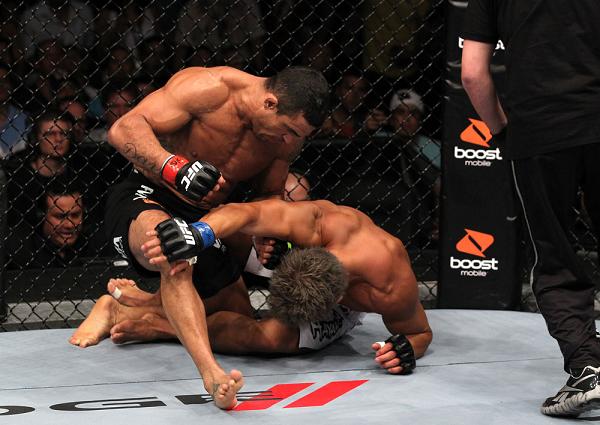 Vitor Belfort surra o japonês Akiyama no UFC 133