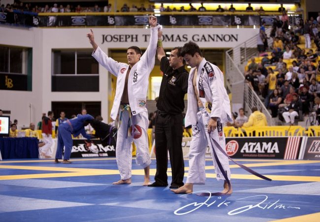 Felipe Preguiça comemora vitória sobre Miayo, no mundial de 2011