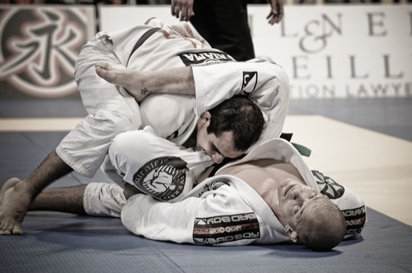 Xande Ribeiro defende a passagem de guarda de Bernardo Farias na final, do mundial 2010. Foto: Regis Chen