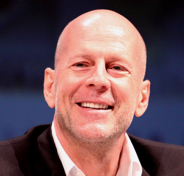 Bruce Willis: sem misericórdia na chave de braço no filme "RED". Foto: Gage Skidmore/Divulgação