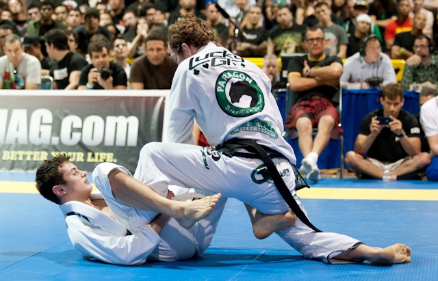 Caio Terra faz guarda contra Jeff Glover, na Jiu-Jitsu Expo de maio, na Califórnia. Foto: John Cooper