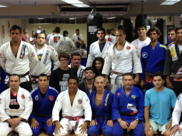 Rickson posa com De La Riva e equipe em Copacabana