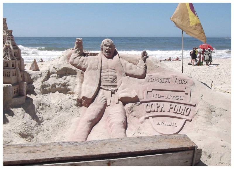 A estátua de areia de Rodolfo, em Copacabana. Garantias só até a disputa no clube Hebraica, em janeiro.. Foto: Divulgação