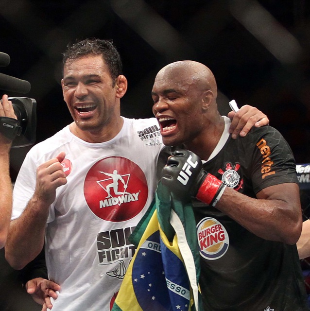 Rodrigo Minotauro e Anderson Silva no octagon do UFC Rio. Foto: Inovafoto/UFC/Divulgação