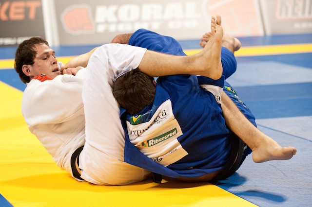 Roger Gracie busca a finalização no Mundial 2010. Foto: Divulgação