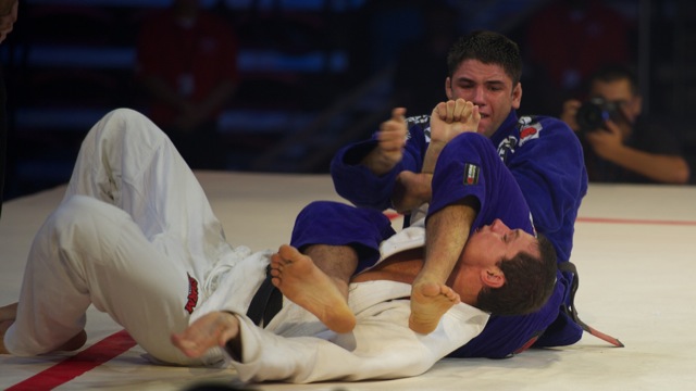 Bochecha ataca o braço de Roger Gracie no fim da luta principal do Metamoris 2012. Foto: John Lamonica/GRACIEMAG