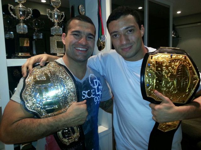 Maurício Shogun ao lado de Léo Nogueira com seus cinturões. Foto: Arquivo Pessoal