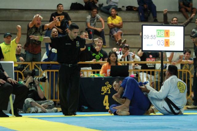 Fernando Toshio comemora a vitória. Foto: Rúbio Guimarães