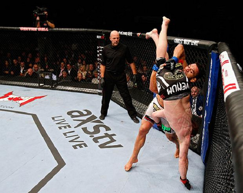 Rafael dos Anjos coloca o ruivo Mark Bocek para baixo, no UFC 154. Foto: Josh Hedges/UFC