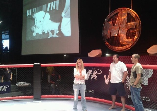 A jaula redonda do Mestre do Combate com Big John