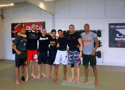 Herbert Burns (bermuda branca), Alexander Gustafsson (de vermelho) e equipe, em Estocolmo, na preparação para o UFC on Fox 5. Foto: Divulgação