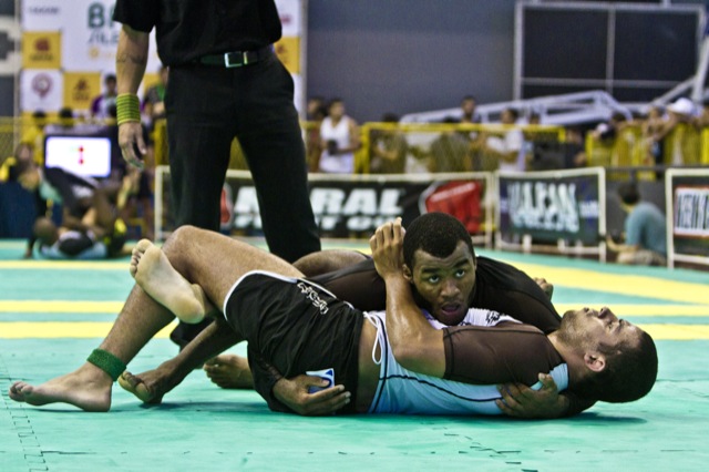 Jackson Santos passa a guarda: o peso pesado chorou ao vencer o absoluto, e mostrou por que a amizade é um dos pilares do Jiu-Jitsu. Foto: Gustavo Aragão