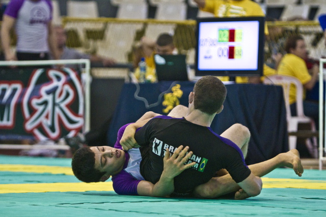 O faixa-roxa peso-pluma João Miyao: uma medalha de ouro e outra de prata no Brasileiro Sem Kimono 2012