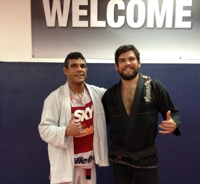 Os faixas pretas de Jiu Jitsu Vitor Belfort e Robert Drysdale de kimono em Vegas