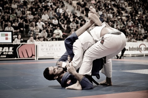 Bráulio “Carcará” in action during the Jiu-Jitsu World Championship 2009. Photo by Regis Chen/GracieMag