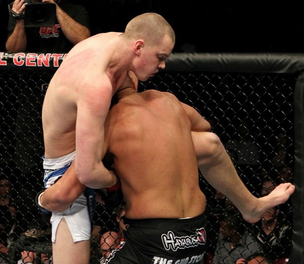 Stefan Struve envolve Sean McCorkle durante o UFC 124, em Montreal. Foto: Josh Hedges/Zuffa LLC/Zuffa LLC via Getty Images